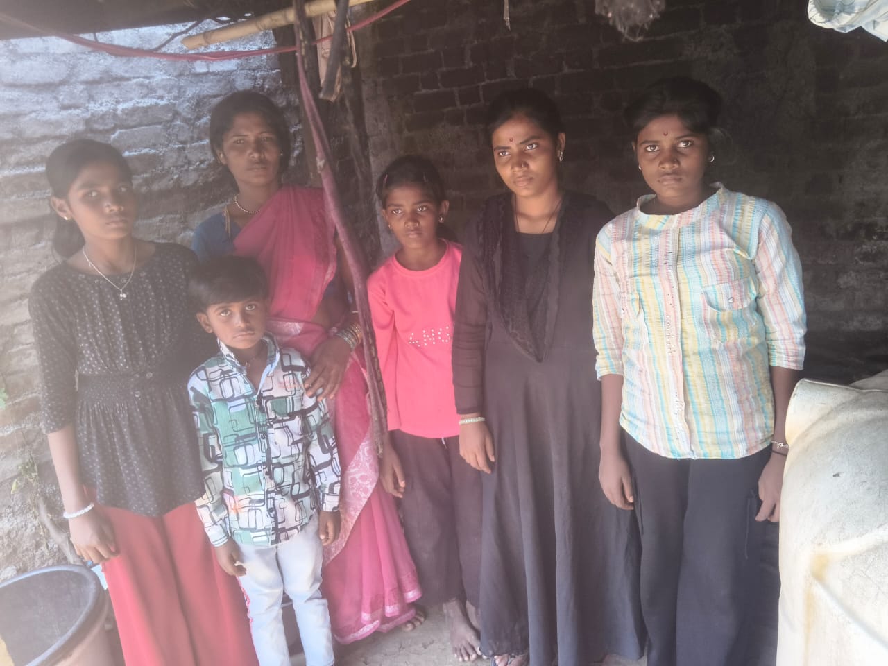 अर्चना रवी भोसले आणि त्यांची पाच मुलं, पोखरी, बीड